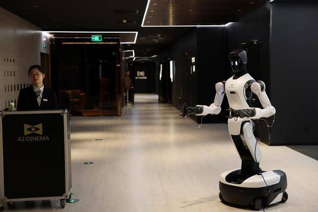上海首家AI机器人“入职”的电影院来了你